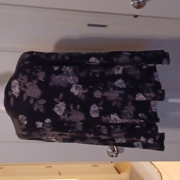 💙🌺Ellen Tracy Black and White Knit Top - Picture 8 of 11